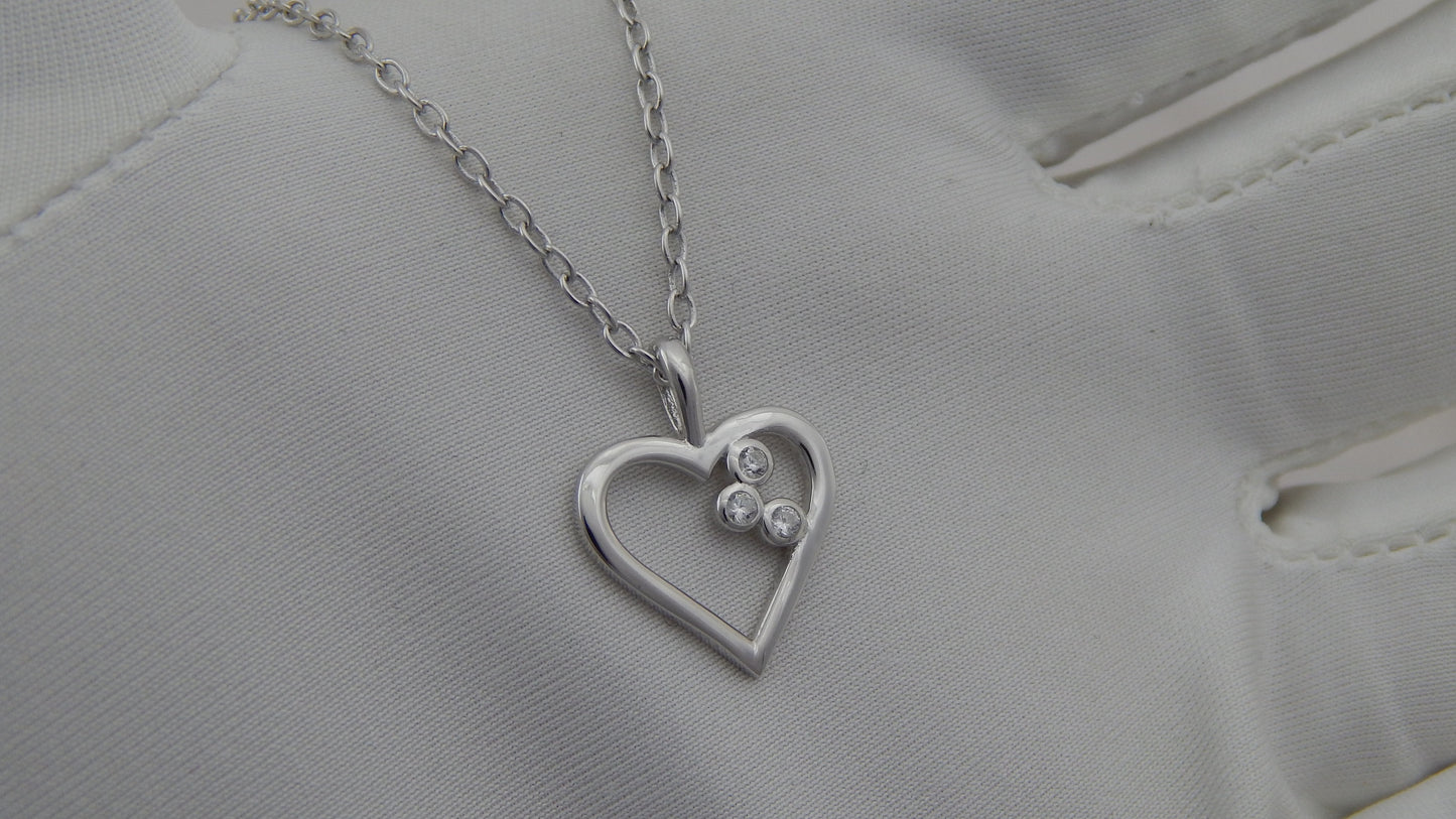 Hanessa Kette aus 925 Echt-Silber Rhodiniert Damen-Schmuck Hals-Kette und Anhänger aus echtem Silber - Herz mit 3 Zirkonia-Steinen - Geschenk für die Frau