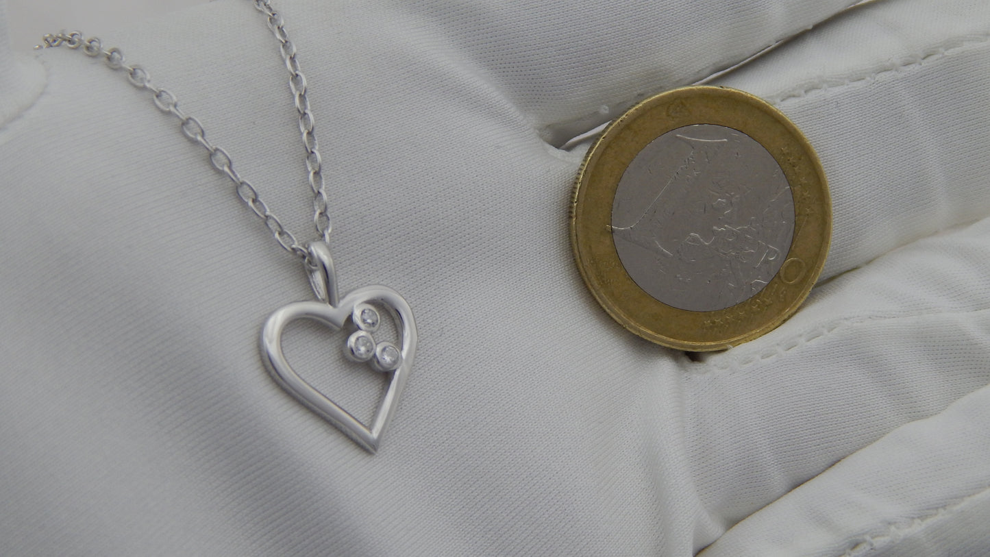Hanessa Kette aus 925 Echt-Silber Rhodiniert Damen-Schmuck Hals-Kette und Anhänger aus echtem Silber - Herz mit 3 Zirkonia-Steinen - Geschenk für die Frau